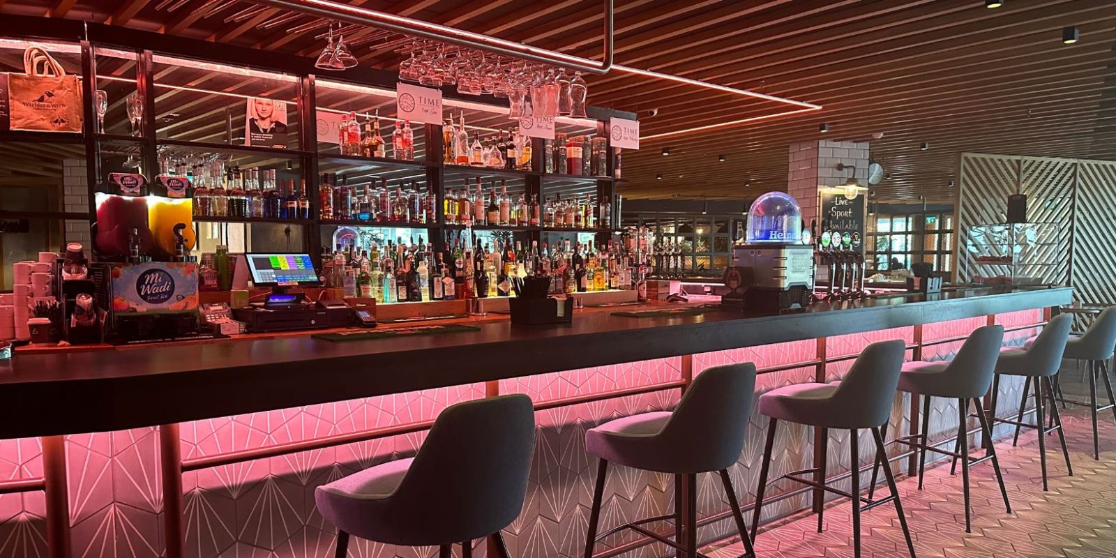 Bar pink www.pillohotelashbourne.com