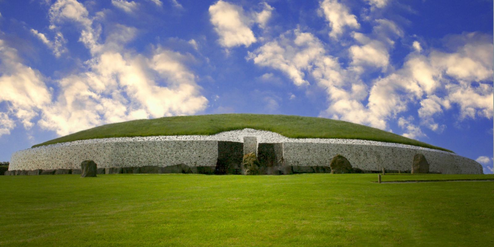 Newgrange main www.pillohotelashbourne.com